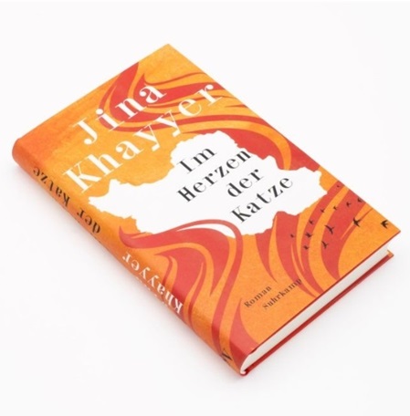 Schräg liegendes Buch: Jina Khayyer - Im Herzen der Katze - Orange, rotes Buchcover